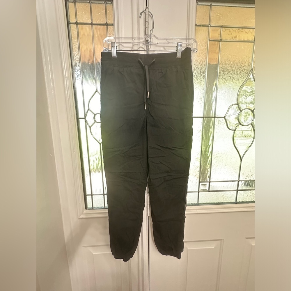 Lululemon In-Depth Jogger (28")
Black size 4